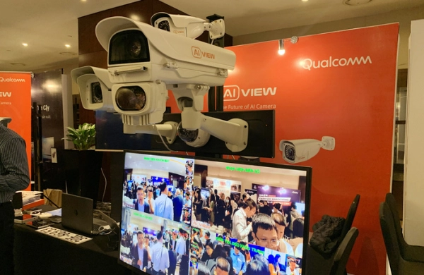 So với những dòng camera thông thường, camera AI giúp tiết kiệm chi phí đầu tư server, đường truyền cho khách hàng. Dữ liệu hình ảnh sẽ được xử lý AI real-time ngay tại camera, không cần truyền về server, giảm độ trễ trong xử lý thông tin và đảm bảo tính riêng tư.