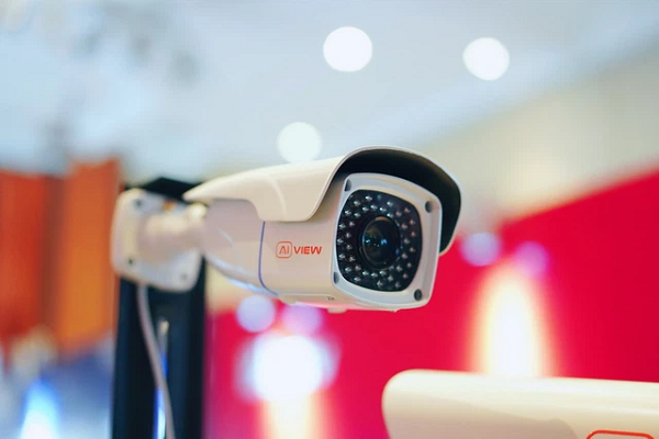 Camera AI View được trang bị trí tuệ nhân tạo với nhiều tính năng hỗ trợ công tác phòng chống COVID-19 như nhận diện khuôn mặt, đếm số người, xác định khoảng cách xã hội, phân biệt người đeo khẩu trang hay không...