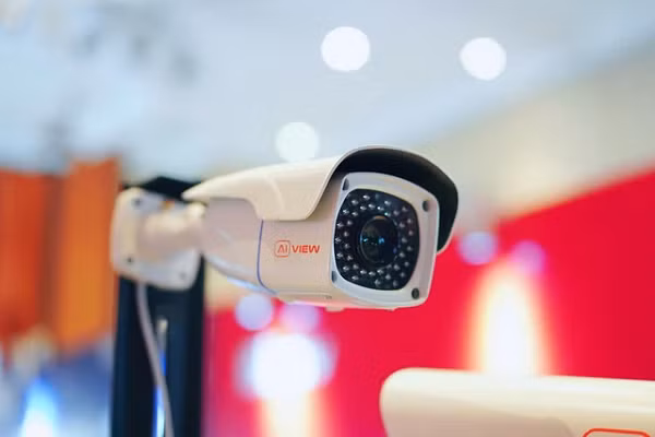 Camera AI View được trang bị trí tuệ nhân tạo với nhiều tính năng hỗ trợ công tác phòng chống COVID-19 như nhận diện khuôn mặt, đếm số người, xác định khoảng cách xã hội, phân biệt người đeo khẩu trang hay không...