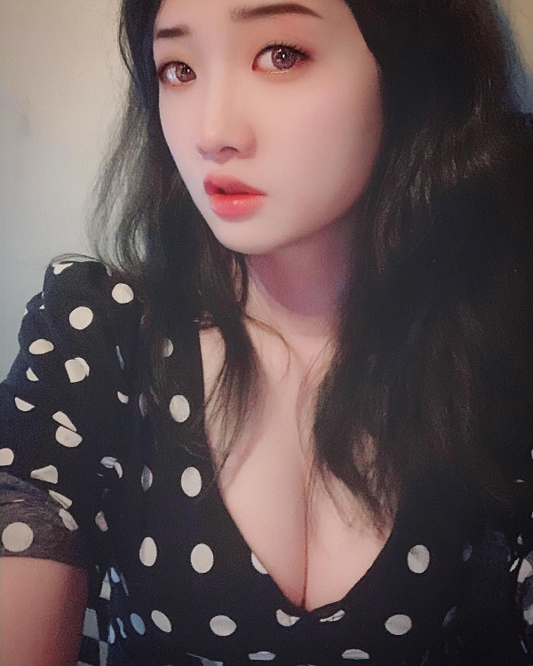 Stilleecho có những nét đẹp đậm chất Á Đông như làn da trắng mịn, đôi mắt to tròn, khuôn miệng nhỏ nhắn, gương mặt và nụ cười ngọt ngào.