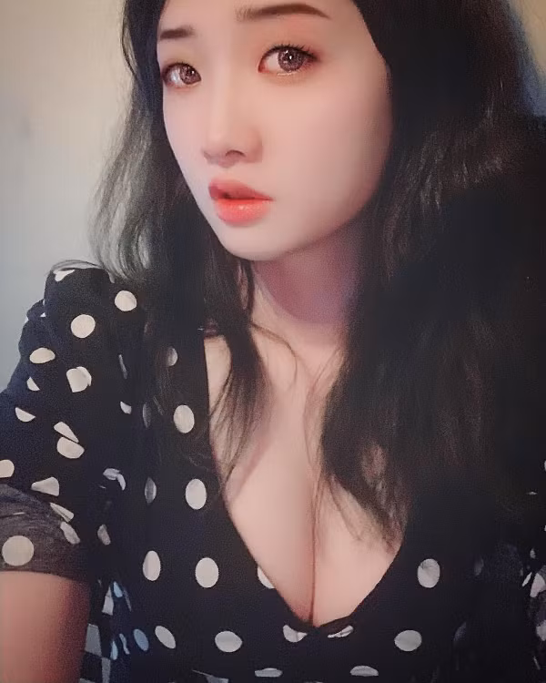 Stilleecho có những nét đẹp đậm chất Á Đông như làn da trắng mịn, đôi mắt to tròn, khuôn miệng nhỏ nhắn, gương mặt và nụ cười ngọt ngào.