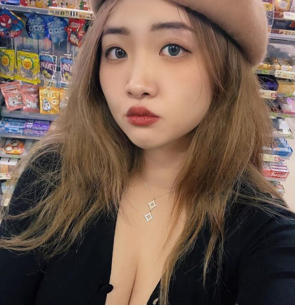 Nhiều người cho rằng, những cô nàng có vòng một ngoại cỡ sẽ gặp khó khăn khi chơi game nên thường không yêu thích và giỏi bộ môn này.