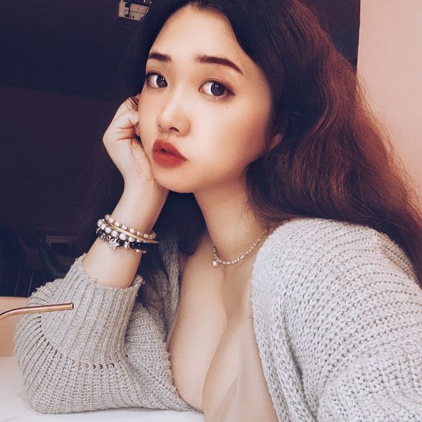 Khi truy cập tài khoản Instagram của cô nàng, các fan hâm mộ sẽ thấy nhiều hình ảnh xinh đẹp và gợi cảm hơn của Stilleecho.