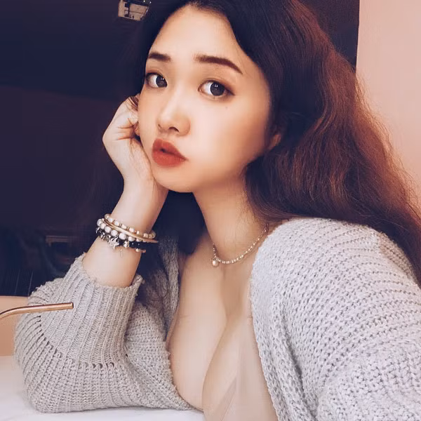 Khi truy cập tài khoản Instagram của cô nàng, các fan hâm mộ sẽ thấy nhiều hình ảnh xinh đẹp và gợi cảm hơn của Stilleecho.