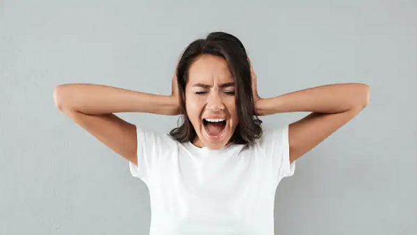 Điều này khiến cho những người mắc Misophonia luôn khổ sở khi phải nghe những âm thanh rất đỗi quen thuộc này. Các nghiên cứu cũng cho thấy hội chứng Misophonia thường bắt đầu xuất hiện sớm nhất từ độ tuổi từ 9-13 và phổ biến ở người trưởng thành.