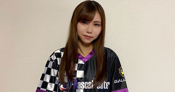 Dù vẫn đang ở độ tuổi học cấp ba ở Nhật nhưng thay vì cắp sách đến trường như bạn bè đồng trang lứa, Miyu đã quyết định đi một con đường được dự báo là nhiều chông gai.