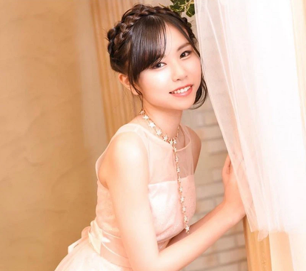 Mức rank tại máy chủ Nhật Bản của Otomo là Đại Cao Thủ – mức rank cao thứ hai trong LMHT. Cô nàng từng giành vị trí Á quân tại giải LMHT dành cho trường cấp 3 tại Nhật Bản.