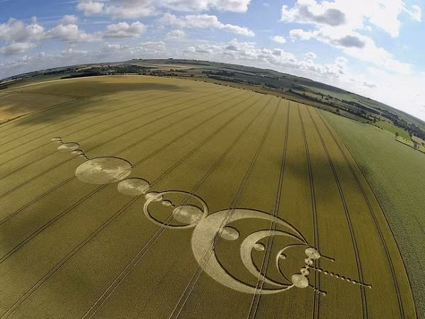 Những vòng tròn này vẫn là một bí ẩn lớn của nhân loại. Chúng không chỉ được tìm thấy ở Anh, mà còn ở nhiều quốc gia trên thế giới, trong lục địa châu Âu và cả ở bên ngoài như Mỹ, Canada, Australia, Nhật Bản, Ấn Độ….