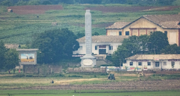 NK News vừa đăng tải một số hình ảnh về các hoạt động nông nghiệp ở vùng nông thôn Triều Tiên - nơi giáp biên giới với Hàn Quốc vào ngày 26/6/2021.