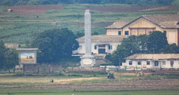 NK News vừa đăng tải một số hình ảnh về các hoạt động nông nghiệp ở vùng nông thôn Triều Tiên - nơi giáp biên giới với Hàn Quốc vào ngày 26/6/2021.