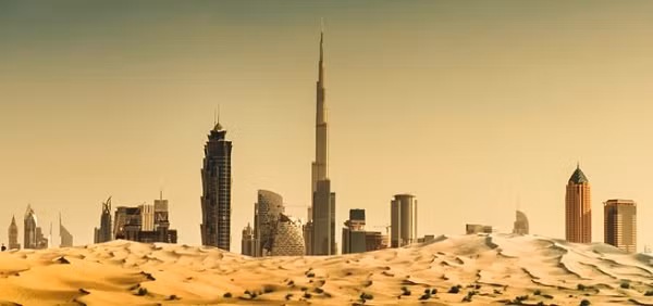 Nhiều người dân sống ở UAE cho rằng, đây là mùa hè nóng nhất mà họ từng trải qua và họ được yêu cầu nên làm việc, ở yên trong nhà.