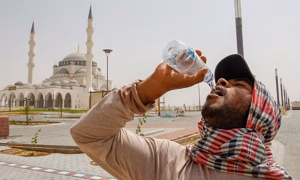 May mắn là ở Dubai có điều hòa lắp đặt ở khắp mọi nơi nên cuộc sống của người dân cũng như những đội tuyển quốc gia tham dự Wold Cup cũng bớt khó khăn và khắc nghiệt.