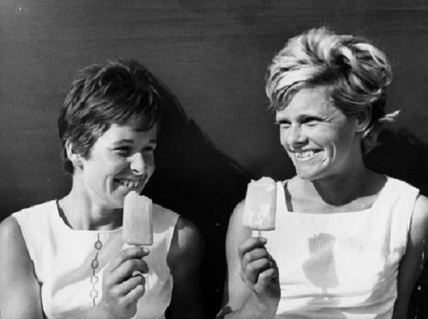 Trong một tối mùa đông, Frank nảy ra ý tưởng hoà tan bột soda trong nước và vô tình để quên hỗn hợp qua đêm, với que khuấy vẫn còn trong cốc. Sau một đêm, hỗn hợp đông đặc lại và kem que ra đời.