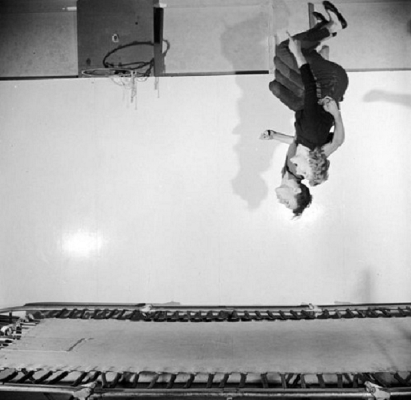 Là vận động viên thể dục tuổi thiếu niên, George Nissen (Mỹ) và huấn luyện viên đã tạo ra một dụng cụ đàn hồi giúp phát triển sức mạnh và độ bật cao để thực hiện cú lộn ngược. Về sau chúng được phát triển thành phiên bản mà ông gọi là “trampoline”, trở thành môn thể thao trên toàn thế giới.