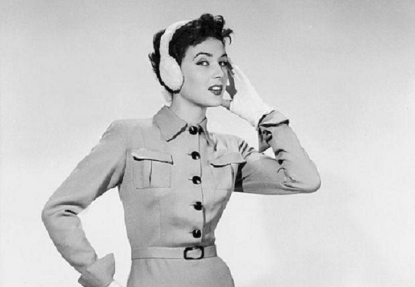 Thời tiết ở Maine (Mỹ) trở nên lạnh dần khiến Chester Greenwood phát minh ra dụng cụ giữ ấm tai vào một ngày mùa đông năm 1873, khi ông 15 tuổi. Ông còn được vinh danh bằng ngày Chester Greenwood, thứ bảy đầu tiên của tháng 12.