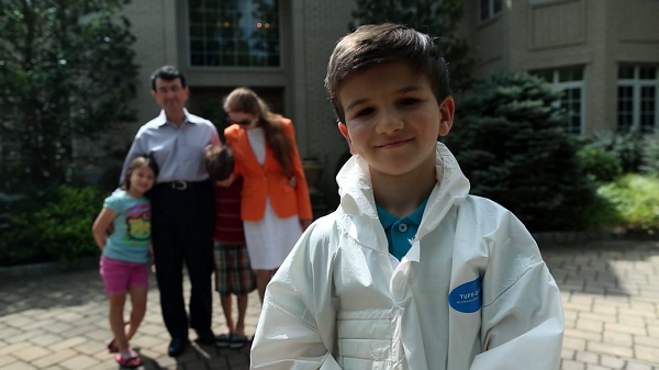 Năm 2014 khi mới 9 tuổi, Mark Leschinsky, sống tại bang New Jersey, Mỹ, đã thiết kế quần áo bảo hộ có khả năng tự khử trùng dành cho nhân viên y tế. Bộ đồ ba lớp. Lớp trong cùng không thể xuyên thủng, lớp ở giữa các chứa các túi đựng dung dịch khử trùng và lớp ngoài cùng có các lỗ hở để dung dịch chảy ra ngoài khi bóp nút ở ống tay áo.