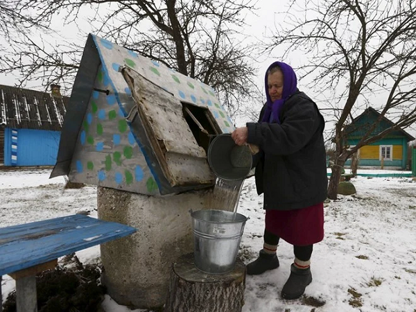 Ở Serbia nước tượng trưng cho sự thuận lợi và đem lại may mắn nên người ta thường té nước lên mặt đất phía sau ai đó.