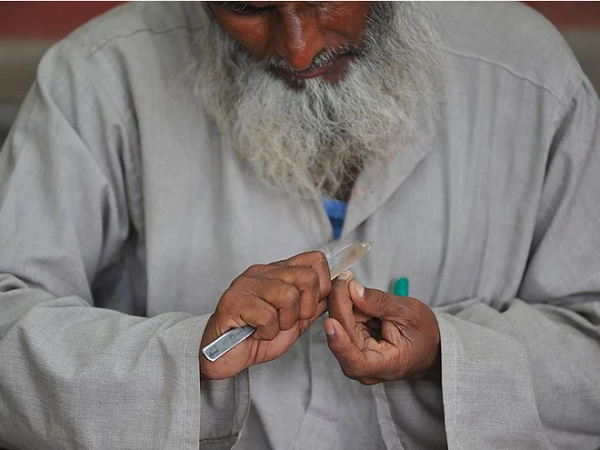 Ở nhiều nơi từ Thổ Nhĩ Kỳ tới Ấn Độ, việc cắt móng tay móng chân vào buổi tối bị coi là sẽ đem lại vận rủi.