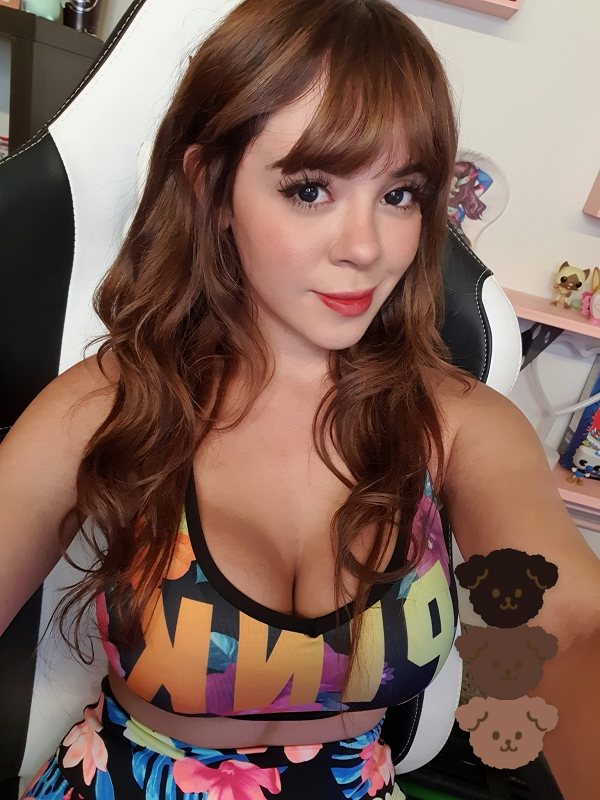 Nguyên nhân là vì cô nàng thường xuyên đăng tải những hình ảnh bỏng mắt vô cùng hấp dẫn, khoe vòng một lấp ló để giao lưu với các fan hâm mộ.