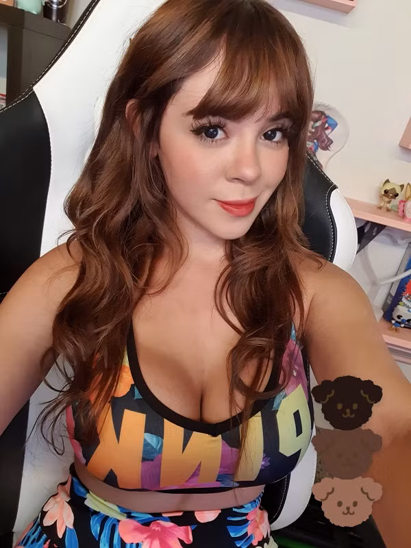 Nguyên nhân là vì cô nàng thường xuyên đăng tải những hình ảnh bỏng mắt vô cùng hấp dẫn, khoe vòng một lấp ló để giao lưu với các fan hâm mộ.