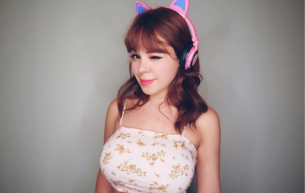 Không chỉ vậy, gương mặt của DanyanCat cũng khiến các fan hâm mộ mê mệt khi sở hữu đôi mắt to tròn, hàng mi cong vút và đôi môi ngọt ngào như thiên thần.