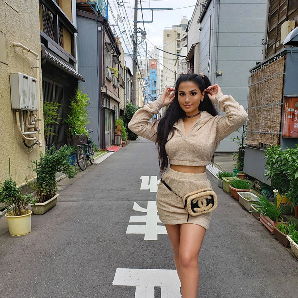 Sự chênh lệch về "nhan sắc" cũng như độ nổi tiếng của Evan và SSSniperWolf khiến ai cũng không thể tin hai người có thể thành đôi, tuy nhiên nữ game thủ quyến rũ nhất thế giới lại bằng lòng nhận lời yêu anh chàng.