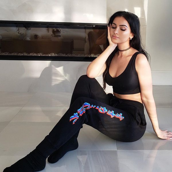 Cô cũng thường xuyên khoe dáng bên những trang phục gợi cảm, thu hút nhiều nam game thủ.