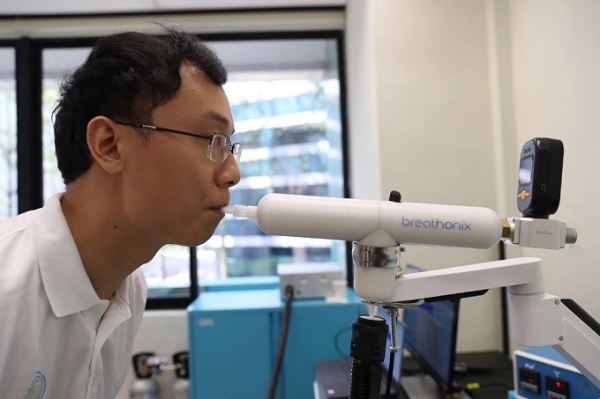 Bài kiểm tra sử dụng các thuật toán học máy tích hợp sẵn, đạt độ chính xác hơn 90%, với độ nhạy 93%. Máy cũng phát hiện với độ đặc hiệu 95% - xác định chính xác những người không mắc bệnh.