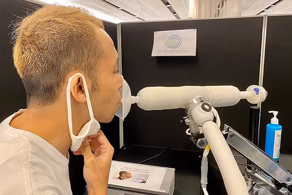 Phương pháp xét nghiệm COVID-19 qua hơi thở có ưu điểm đặc biệt nổi bật là nhanh chóng, độ chính xác cao và không cần phải lấy dịch tỵ hầu, họng.