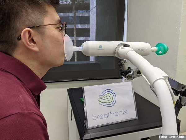 Chiếc máy xét nghiệm COVID-19 qua hơi thở có tên gọi “BreFence Go COVID-19 Breath Test System” sử dụng công nghệ trí tuệ nhân tạo, có thể phát hiện các hợp chất hữu cơ dễ bay hơi (VOC) trong hơi thở của một người.