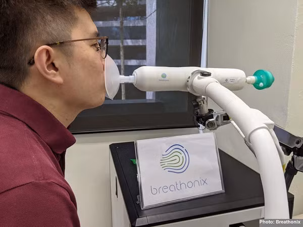 Chiếc máy xét nghiệm COVID-19 qua hơi thở có tên gọi “BreFence Go COVID-19 Breath Test System” sử dụng công nghệ trí tuệ nhân tạo, có thể phát hiện các hợp chất hữu cơ dễ bay hơi (VOC) trong hơi thở của một người.