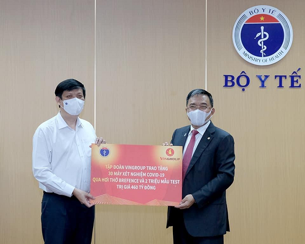 Sau khi đàm phán thành công với Công ty Breathonix (Singapore) - nhà sản xuất máy xét nghiệm COVID-19 qua hơi thở đầu tiên trên thế giới, tập đoàn Vingroup đã đưa thiết bị này về Việt Nam và trao tặng 30 máy cho Bộ Y tế.