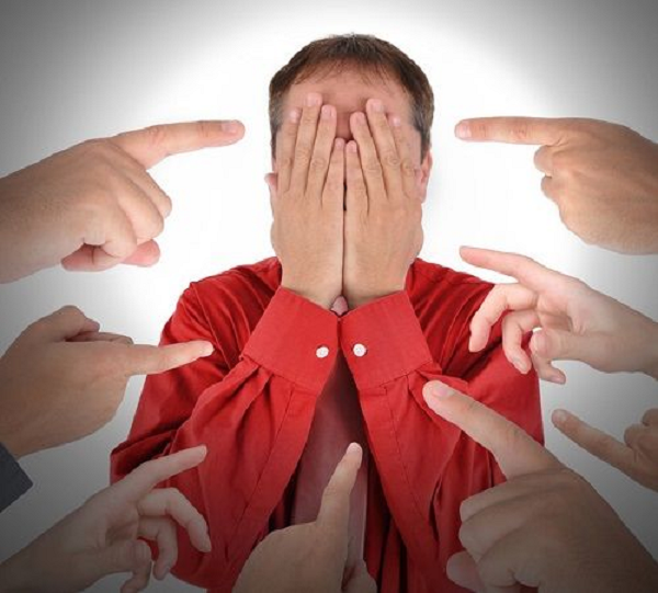 Nỗi sợ bị phán xét Sociaphobia là hội chứng khiến người mắc sợ bị phán xét ở nơi công cộng. Tuy nhiên, phán xét là điều tất yếu trong cuộc sống nên cần phải tập quen với nó.