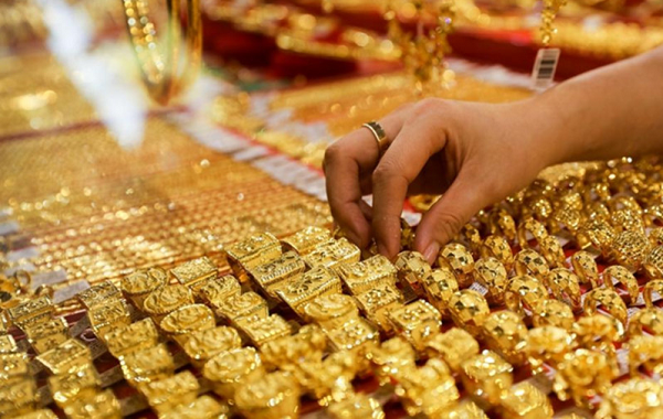 Những người mắc hội chứng sợ vàng có thể hoảng loạn, buồn nôn, đổ mồ hôi hoặc nhịp tim không đều khi nhìn thấy người khác đeo trang sức bằng vàng.