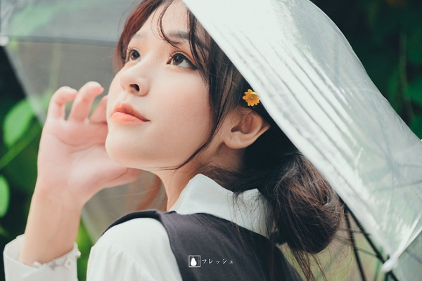 Ngoài thời gian tham gia thi đấu, nữ game thủ xinh đẹp cũng thường xuyên livestream game qua fanpage trên nền tảng facebook gaming và thu hút hàng ngàn lượt xem. Được mọi người quan tâm và yêu mến, cô nàng cảm thấy rất vui và hạnh phúc.