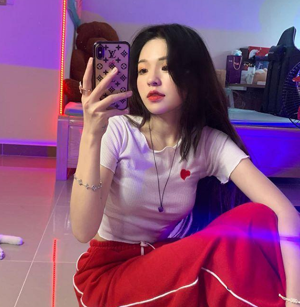 Gia Mẫn từng là thành viên của team FFQ LOFI và cho đến mới đây, Gia Mẫn chuyển sang thi đấu cho team VGM và team đã xuất sắc giành chức vô địch Liên Minh Huyền Thoại Việt Nam dành cho các nữ tuyển thủ.