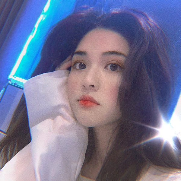 Cặp đôi thường xuyên chia sẻ những khoảnh khắc vui vẻ, lãng mạn cùng nhau. Pake còn chia sẻ những video livestream của Gia Mẫn và kêu gọi bạn bè, người hâm mộ ủng hộ bạn gái.