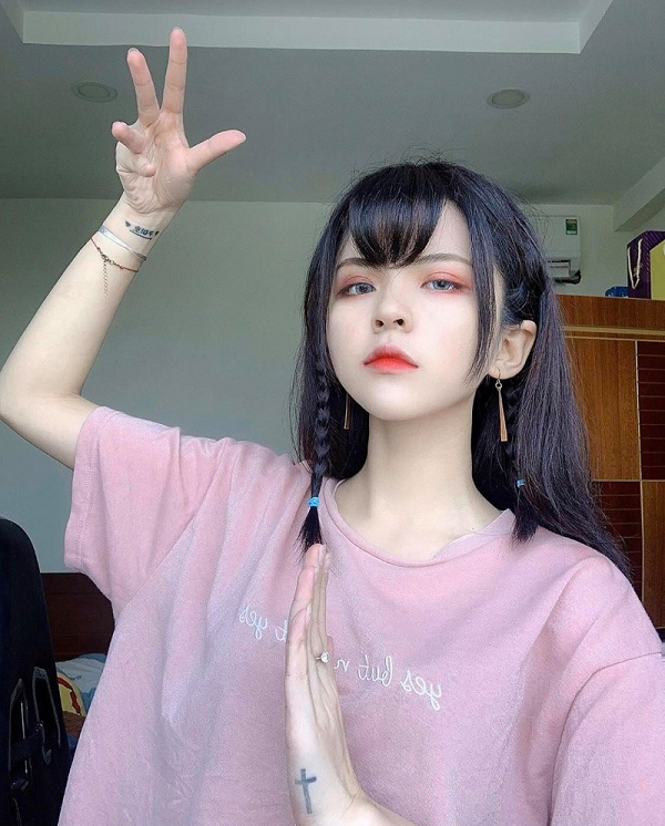 Cô nàng cho biết: "Vị trí thi đấu của mình là Top lane, tuy nhiên mình lại thích đi mid và thuần thục những vị tướng đi Mid nhiều hơn. Mình thích những vị tướng có độ khó cao, ví dụ như Irelia, Akali, Ryze,... thậm chí mình có thể đánh nhiều tướng khác nhau nữa".