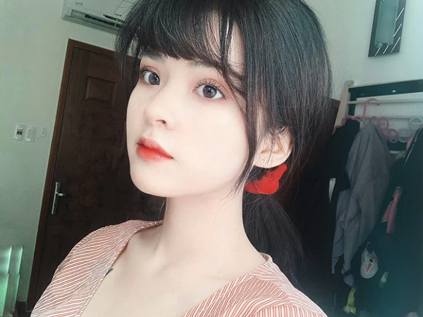 Đôi mắt to tròn, sống mũi cao thẳng tắp và đôi môi nhỏ xinh xắn giúp cho khuôn mặt của Gia Mẫn được xếp vào hàng cực phẩm. Không những thế Gia Mẫn còn sở hữu một thân hình cân đối, số đo 3 vòng hoàn hảo cùng phong cách thời trang trẻ trung và đa dạng.