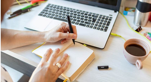 Người thuận tay trái thường có "máu nghệ sỹ" và sáng tạo hơn so với những người thuận tay phải. DaVinci và Michelangelo là hai ví dụ tiêu biểu cho kết luận này.