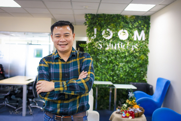 CEO Hùng Đinh được biết đến là cha đẻ của JoomlArt - một thương hiệu nổi tiếng thuộc Công ty Giải pháp J.O.O.M do anh sáng lập với số vốn chỉ 314 USD.