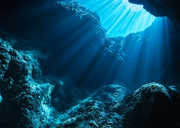 Một thợ săn người ngoài hành tinh nổi tiếng có tên Scott Waring đã nhanh chóng xem video và cho rằng cấu trúc kỳ lạ này là căn cứ của người ngoài hành tinh.