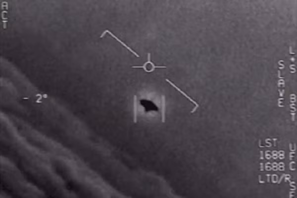 Nhiều người cho rằng, UFO mà Lucy chụp được có hình dạng giống hệt vật thể bay không xác định mà cựu phi công Hải quân Mỹ David Fravor đã phát hiện vào năm 2004.