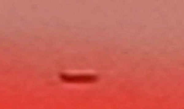 Cô cho biết, UFO bay lơ lửng một lúc và lao đi với tốc độ cao rồi biến mất trong nháy mắt. Cô chưa từng thấy thứ gì có hình dạng như vậy trước đây. Sau đó Lucy vội vàng chụp một bức ảnh khi nó đang đứng yên.