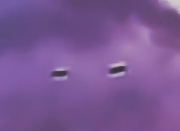 Trong bài đăng của Lucy, Dan Watson, một thành viên của nhóm chuyên săn UFO ở Anh, cũng chia sẻ một bức ảnh chụp 2 vật thể lạ tương tự UFO mà Lucy nhìn thấy được anh chụp ở Swindon vào năm ngoái.