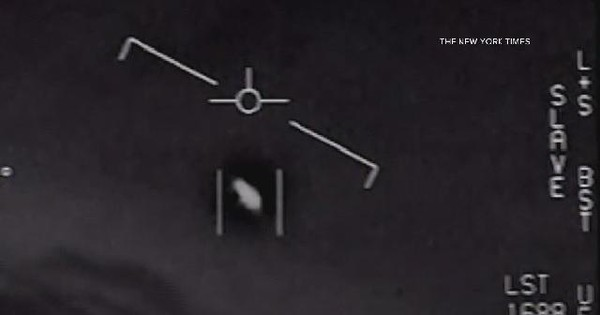 Trong vụ việc được cho là xảy ra năm 2004, phi đội của ông Fravor chứng kiến một vật thể không xác định có kích thước chiếc Boeing 747 dưới mặt nước trong cuộc tập trận ở Thái Bình Dương, cách bờ biển TP San Diego của bang California 160 km.