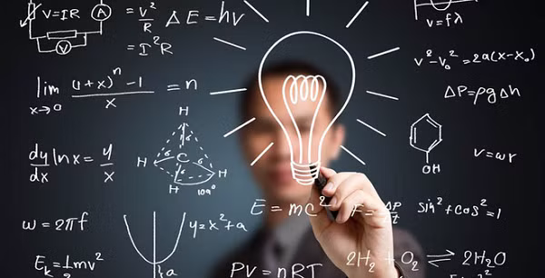 Kể cả khi mọi thứ "chệch bánh" một cách nghiêm trọng, họ vẫn mỉm cười. Những người thông minh không bao giờ mất bình tĩnh bởi bộ não thông minh của họ đưa ra cho họ những lựa chọn thay thế với tốc độ nhanh hơn những thứ tồi tệ có thể xảy ra.