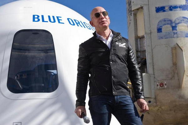 Buổi đấu giá tấm vé du lịch vào không gian cùng anh em tỷ phú Jeff Bezos trên tàu vũ trụ New Shepard đã kết thúc với mức giá lên tới 28 triệu USD (hơn 600 tỷ đồng).