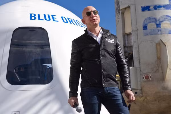 Buổi đấu giá tấm vé du lịch vào không gian cùng anh em tỷ phú Jeff Bezos trên tàu vũ trụ New Shepard đã kết thúc với mức giá lên tới 28 triệu USD (hơn 600 tỷ đồng).