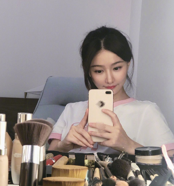 Dù đã ngoài 30 nhưng Hàn Ý Oánh vẫn giữ được vẻ trẻ trung, xinh đẹp như gái đôi mươi và là người tình trong mộng của nhiều chàng trai trẻ.